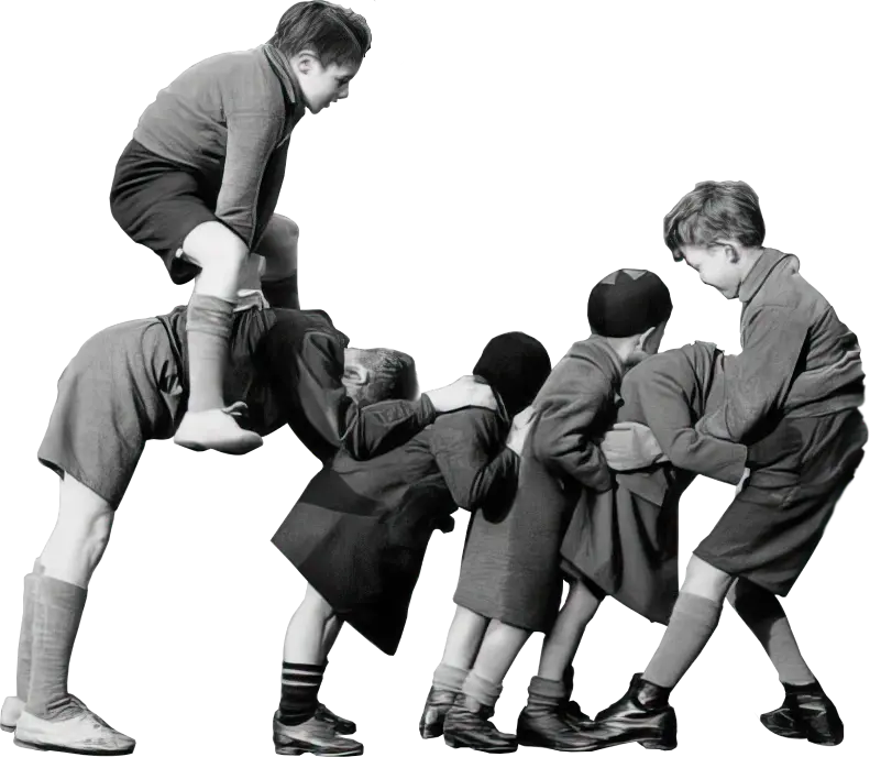 Черно-белая фотография играющих детей